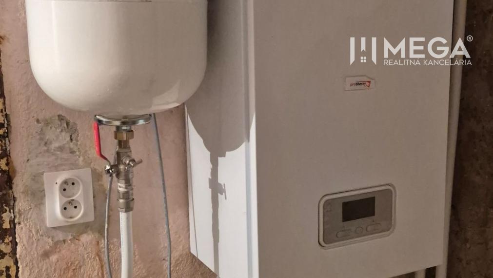 PREDAJ DOMU SO ZÁHRADOU V OBCI UBĽA