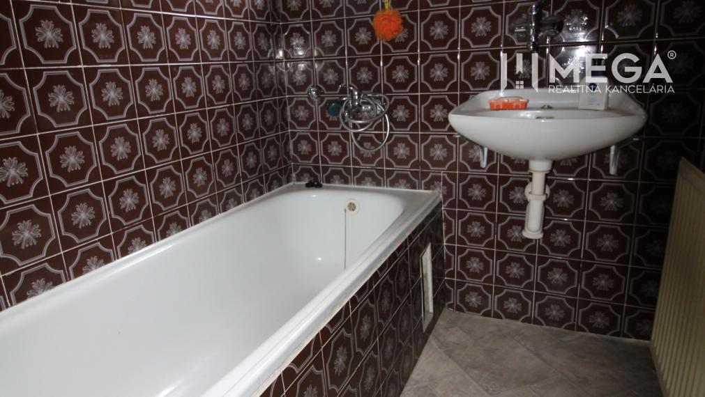 Na predaj - priestranný rodinný dom v Snine na pozemku 729 m²