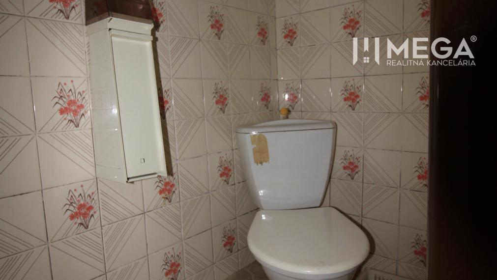 Na predaj - priestranný rodinný dom v Snine na pozemku 729 m²