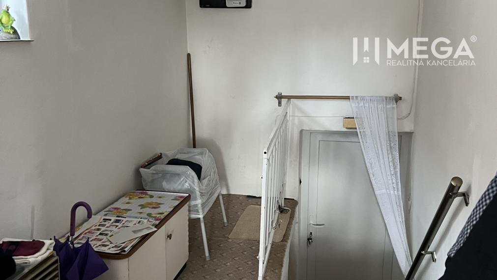 Mega realitná kancelária ponúka na predaj dom v Snine na Jesenského ulici