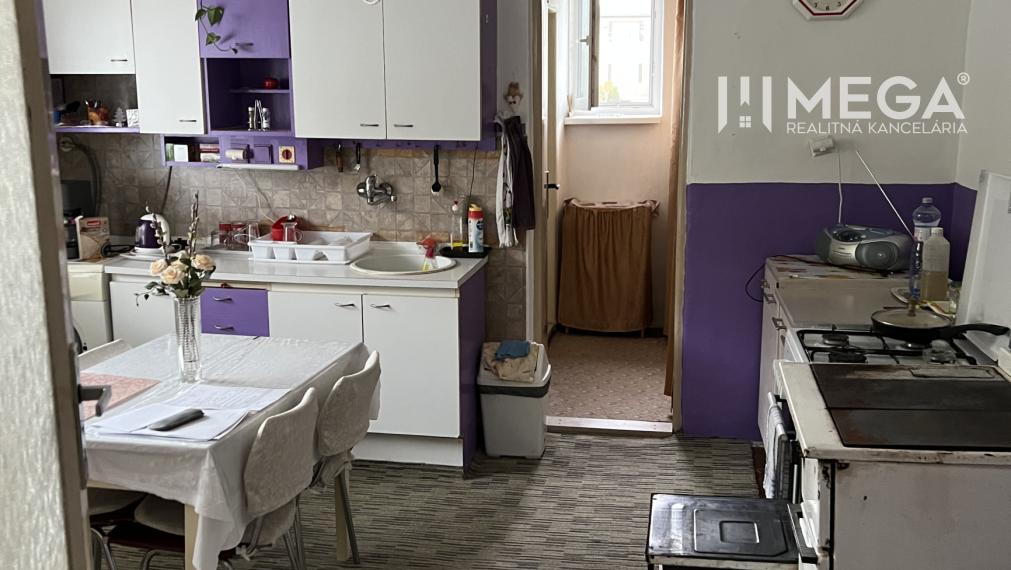 Mega realitná kancelária ponúka na predaj dom v Snine na Jesenského ulici