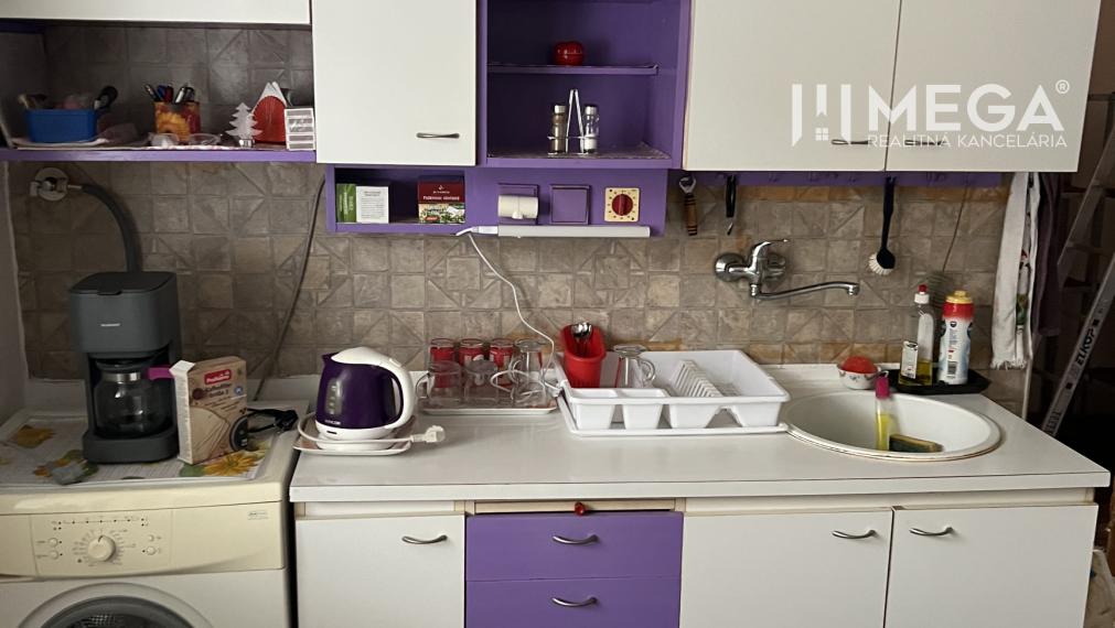 Mega realitná kancelária ponúka na predaj dom v Snine na Jesenského ulici