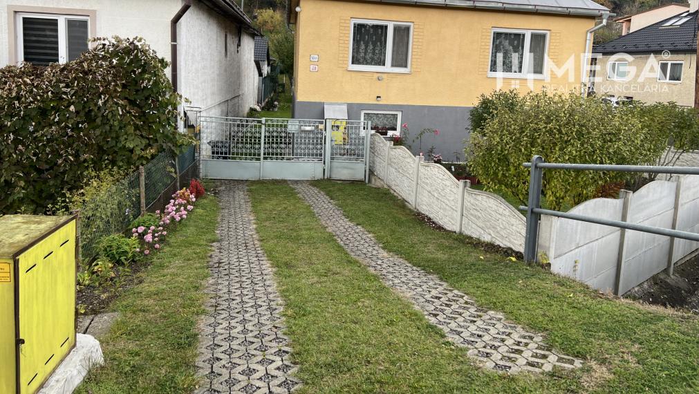 Mega realitná kancelária ponúka na predaj dom v Snine na Jesenského ulici