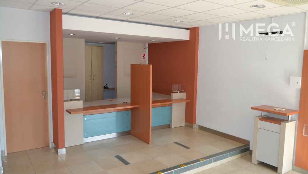 PRENÁJOM priestorov v budove priamo v centre mesta HUMENNÉ