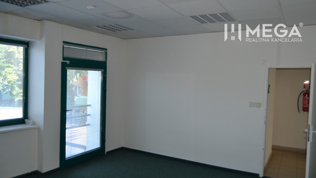 PRENÁJOM priestorov v budove priamo v centre mesta HUMENNÉ