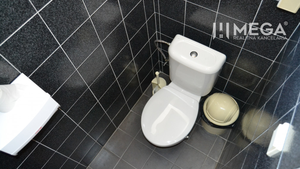 PRENÁJOM priestorov v budove priamo v centre mesta HUMENNÉ