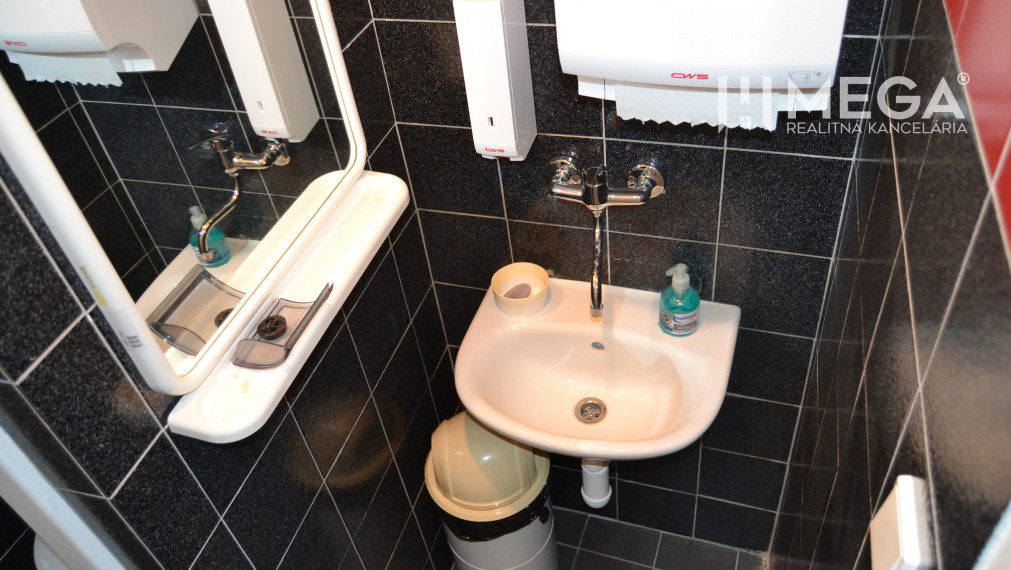 PRENÁJOM priestorov v budove priamo v centre mesta HUMENNÉ