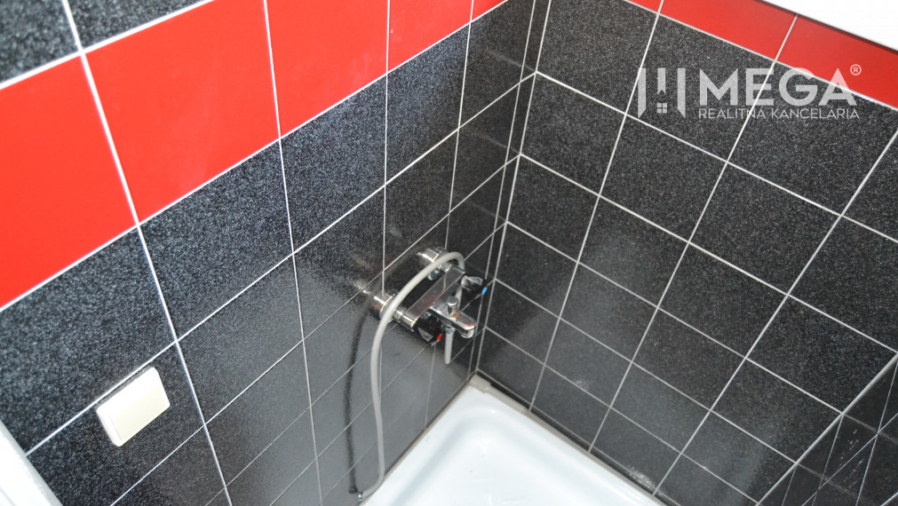 PRENÁJOM priestorov v budove priamo v centre mesta HUMENNÉ