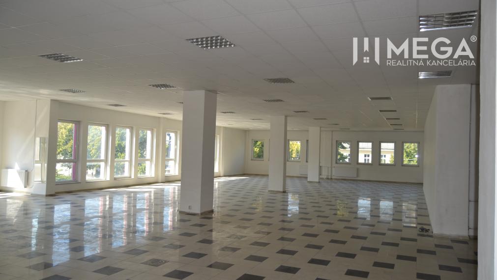 PRENÁJOM-Obchodný priestor v centre mesta Humenné-420m2