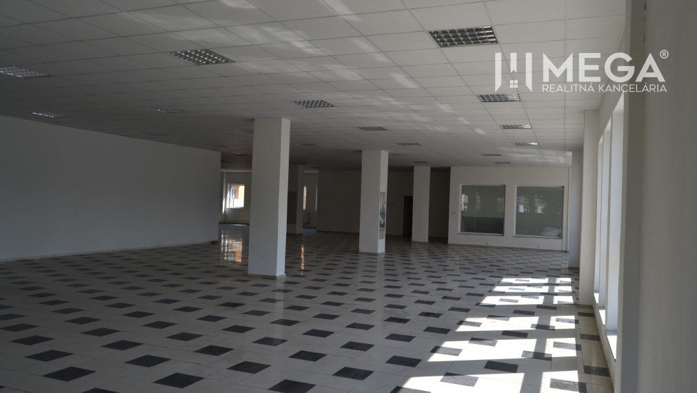 PRENÁJOM-Obchodný priestor v centre mesta Humenné-420m2