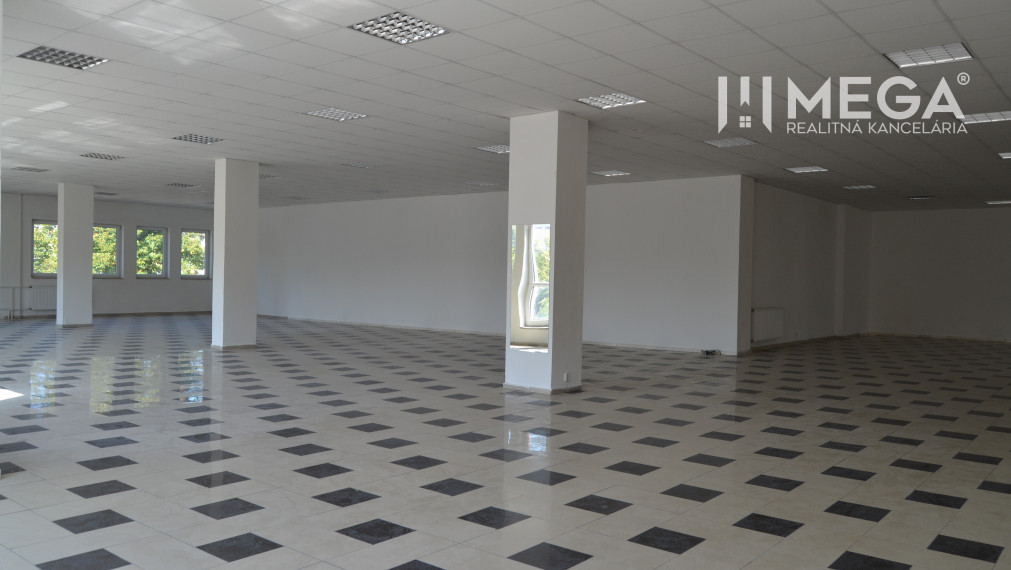 PRENÁJOM-Obchodný priestor v centre mesta Humenné-420m2
