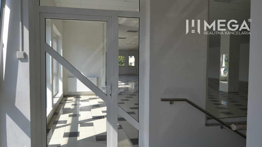 PRENÁJOM-Obchodný priestor v centre mesta Humenné-420m2