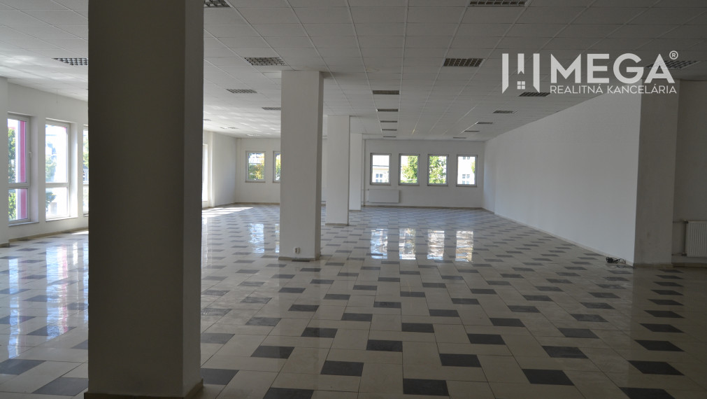 PRENÁJOM-Obchodný priestor v centre mesta Humenné-420m2