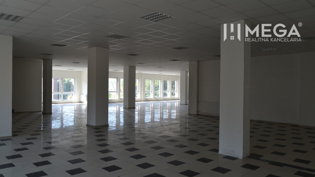 PRENÁJOM-Obchodný priestor v centre mesta Humenné-420m2