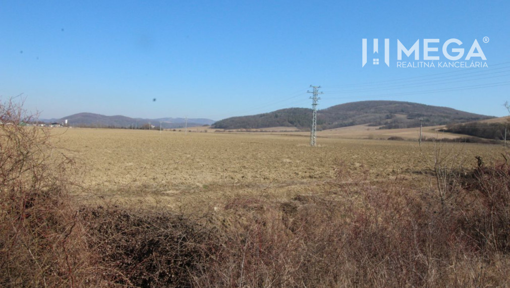 Exkluzívne na predaj pozemok v Lackovciach