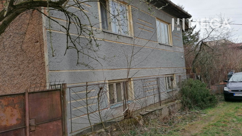 Na predaj starší RD v obci Plešivec vhodný na rekonštrukciu podľa vlastných predstáv