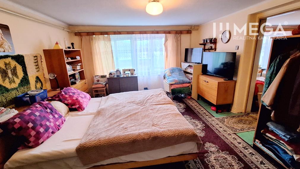 EXKLUZÍVNE NA PREDAJ:  3.podlažný dom v meste Snina