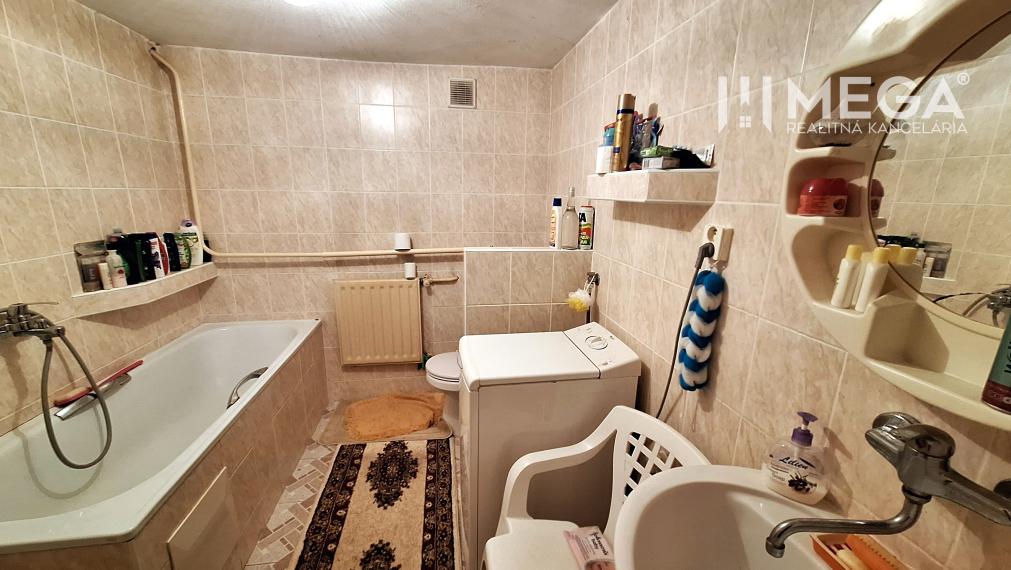 EXKLUZÍVNE NA PREDAJ:  3.podlažný dom v meste Snina