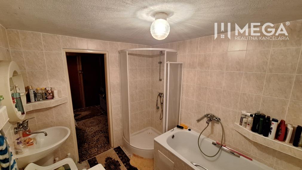 EXKLUZÍVNE NA PREDAJ:  3.podlažný dom v meste Snina