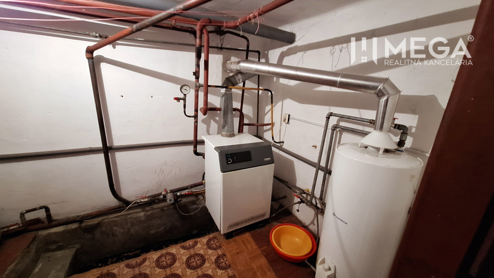 EXKLUZÍVNE NA PREDAJ:  3.podlažný dom v meste Snina