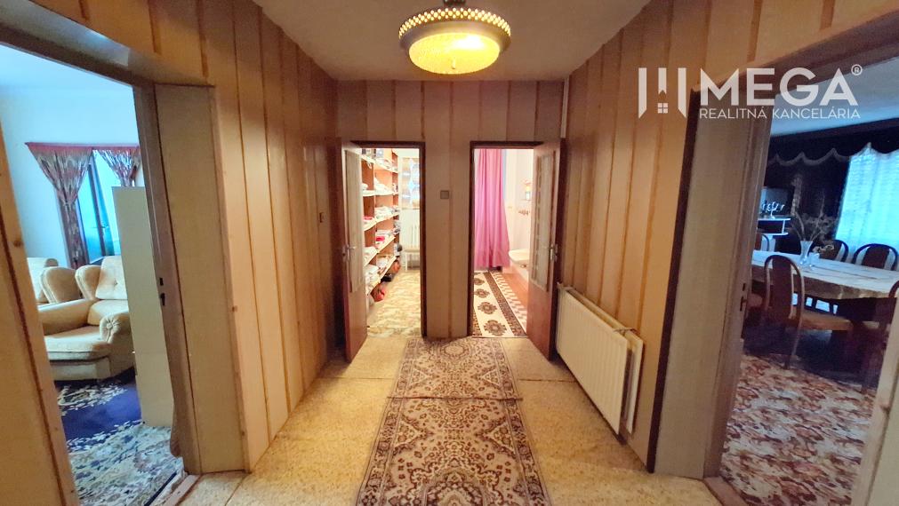 EXKLUZÍVNE NA PREDAJ:  3.podlažný dom v meste Snina