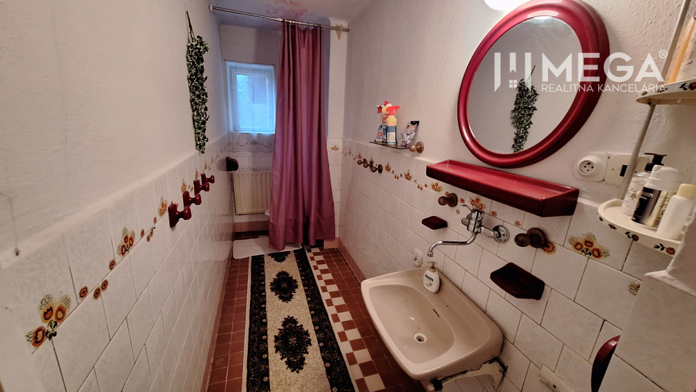 EXKLUZÍVNE NA PREDAJ:  3.podlažný dom v meste Snina