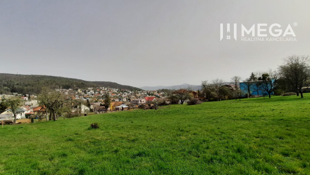 NA PREDAJ dom s veľkým pozemkom v meste Humenné