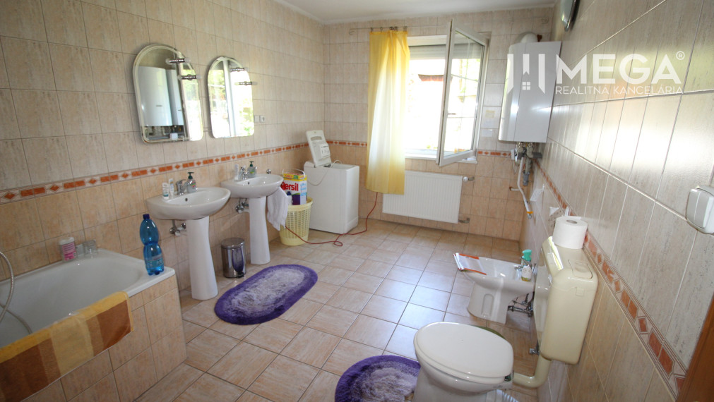 Na predaj rodinný dom s obrovským pozemkom – Pčoline