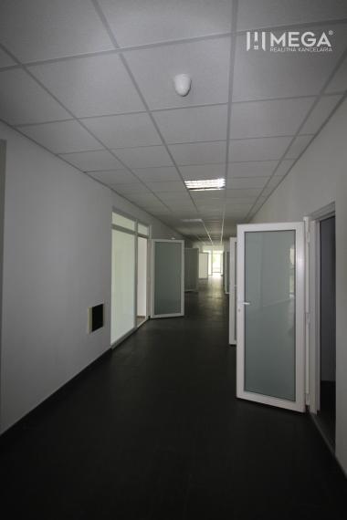 NA PRENÁJOM  kancelária na námestí v "Dome obuvi" v meste Humenné