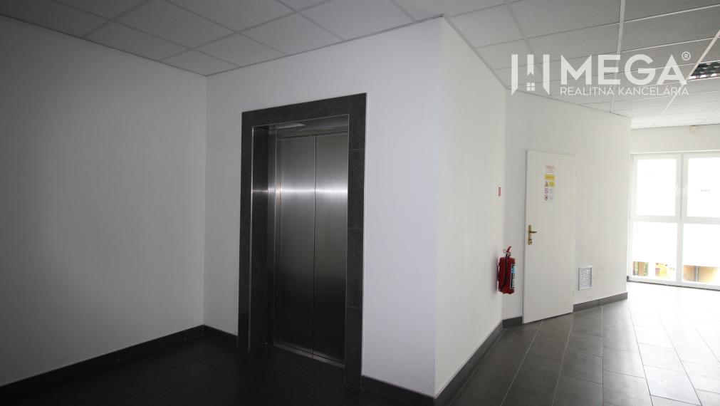 NA PRENÁJOM  kancelária na námestí v "Dome obuvi" v meste Humenné