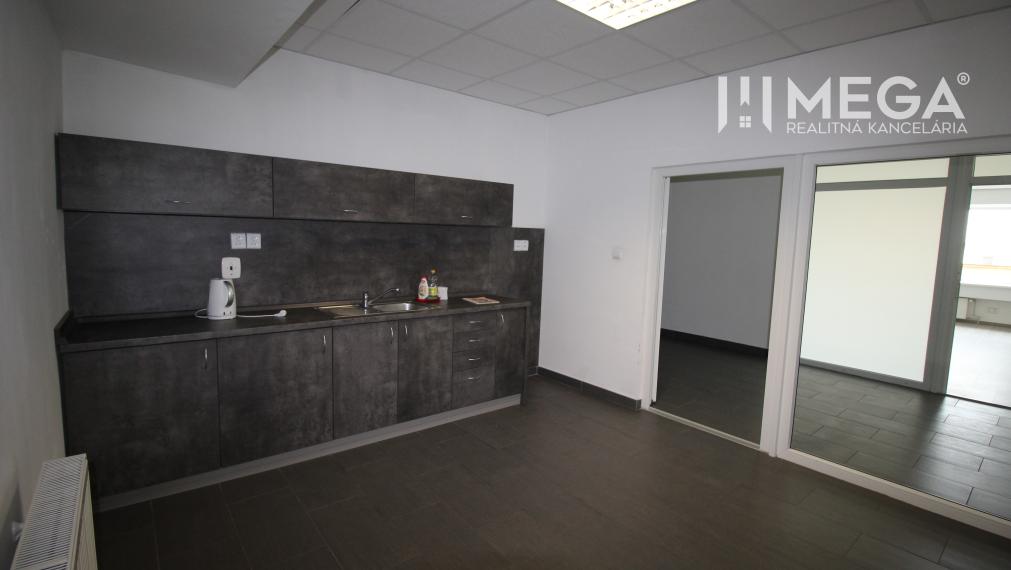 NA PRENÁJOM  kancelária na námestí v "Dome obuvi" v meste Humenné