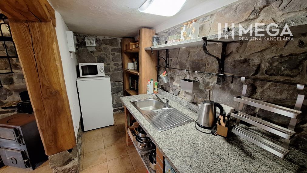 EXKLUZÍVNE NA PREDAJ Chata bez nutnosti investícií - VINNÉ