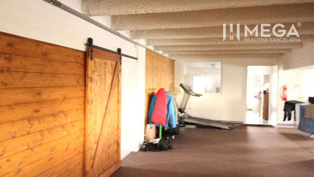 NA PRENÁJOM: Kancelárske priestory s 2-izbovým bytom a prístupom k reštaurácii – Zálužice