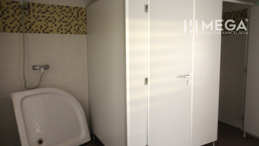 NA PRENÁJOM: Kancelárske priestory s 2-izbovým bytom a prístupom k reštaurácii – Zálužice