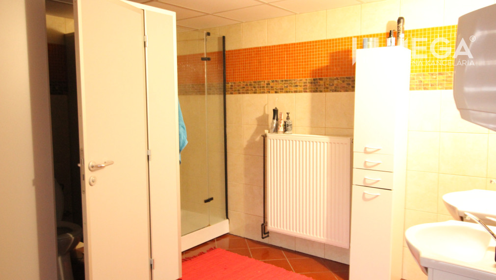 NA PRENÁJOM: Kancelárske priestory s 2-izbovým bytom a prístupom k reštaurácii – Zálužice