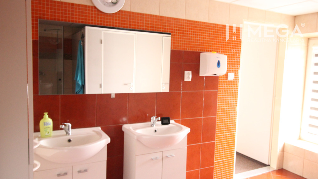 NA PRENÁJOM: Kancelárske priestory s 2-izbovým bytom a prístupom k reštaurácii – Zálužice