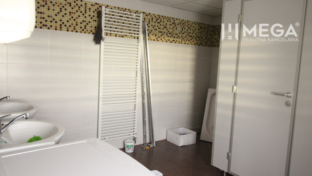 NA PRENÁJOM: Kancelárske priestory s 2-izbovým bytom a prístupom k reštaurácii – Zálužice