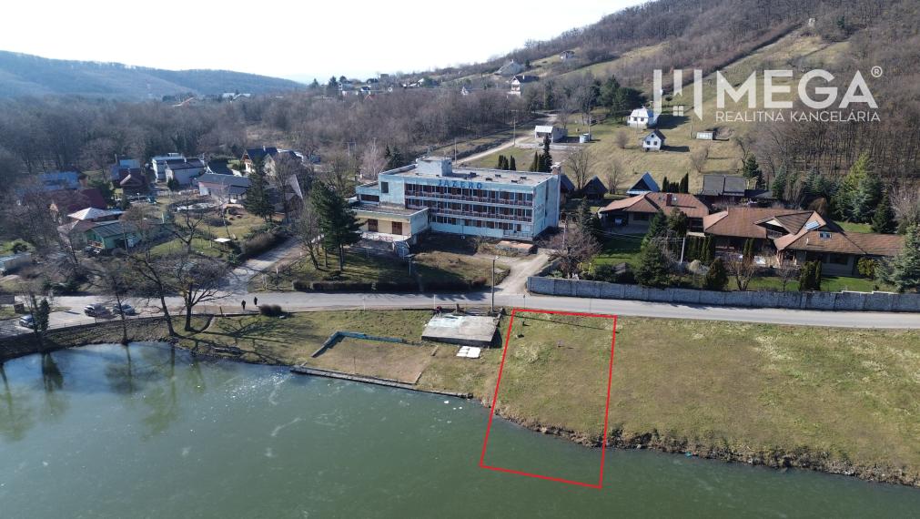 Exkluzívne: Pozemok pri Vinianskom jazere so vstupom do vody