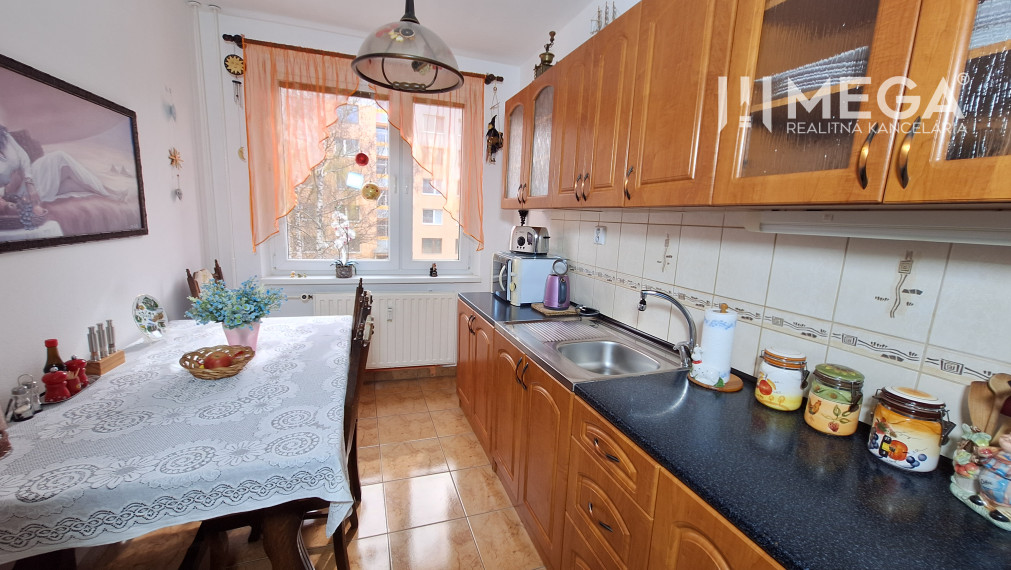 EXKLUZÍVNE NA PREDAJ - 4 izbový byt v meste Humenné