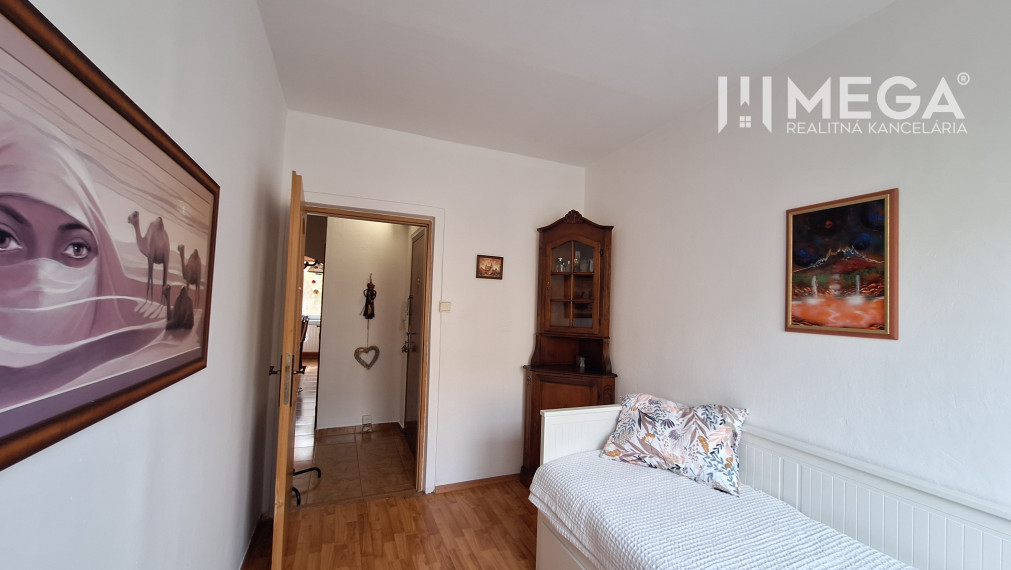 EXKLUZÍVNE NA PREDAJ - 4 izbový byt v meste Humenné