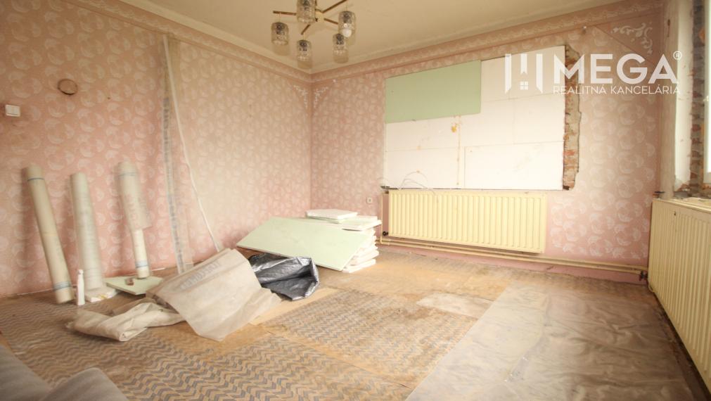 Na Predaj: Rodinný dom v obci Lastomír s veľkým pozemkom