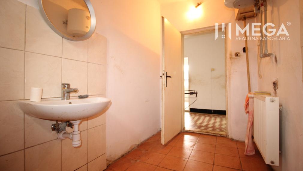 Na Predaj: Rodinný dom v obci Lastomír s veľkým pozemkom