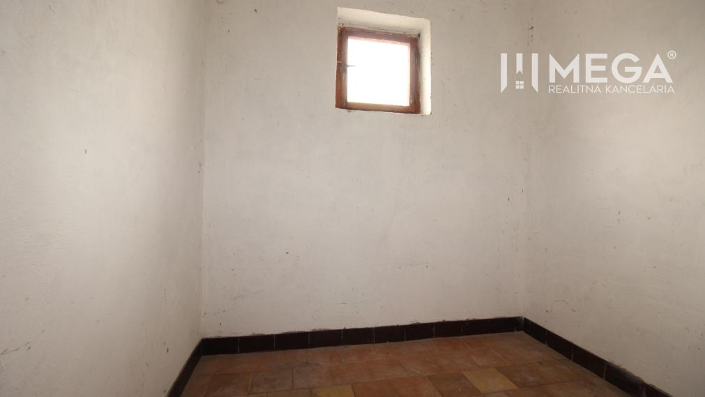 Na Predaj: Rodinný dom v obci Lastomír s veľkým pozemkom