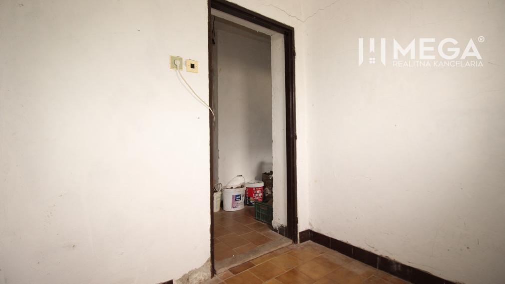 Na Predaj: Rodinný dom v obci Lastomír s veľkým pozemkom