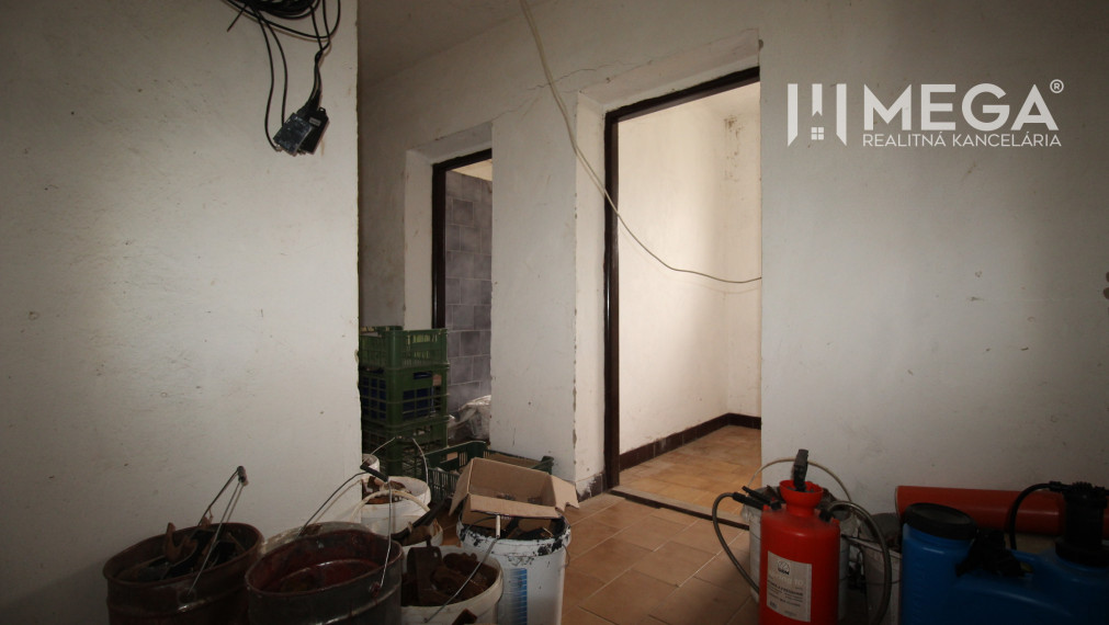 Na Predaj: Rodinný dom v obci Lastomír s veľkým pozemkom