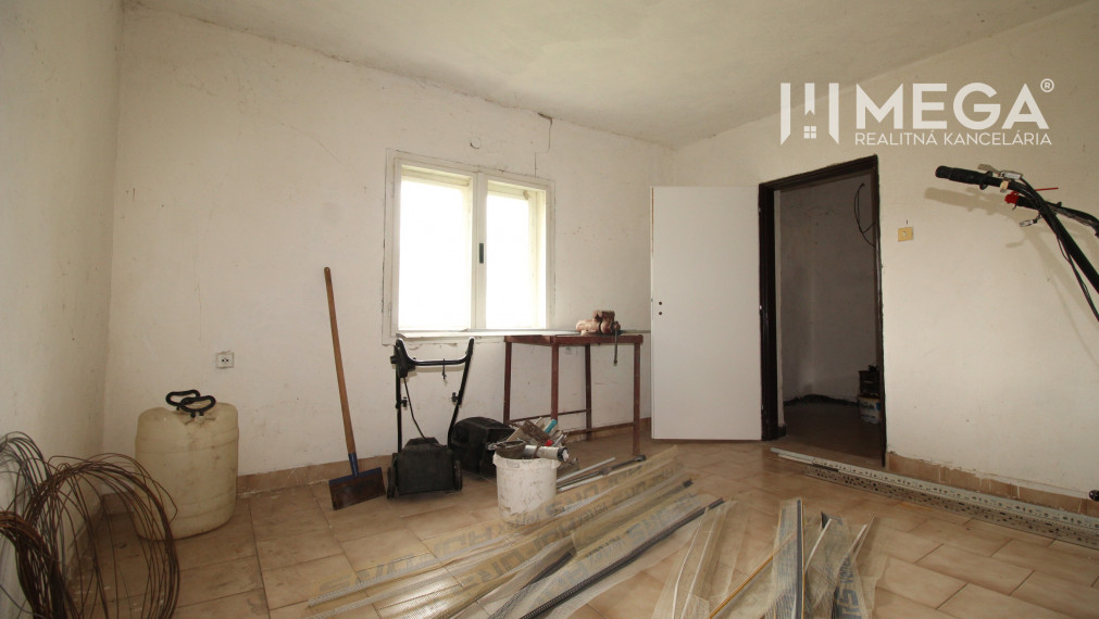 Na Predaj: Rodinný dom v obci Lastomír s veľkým pozemkom