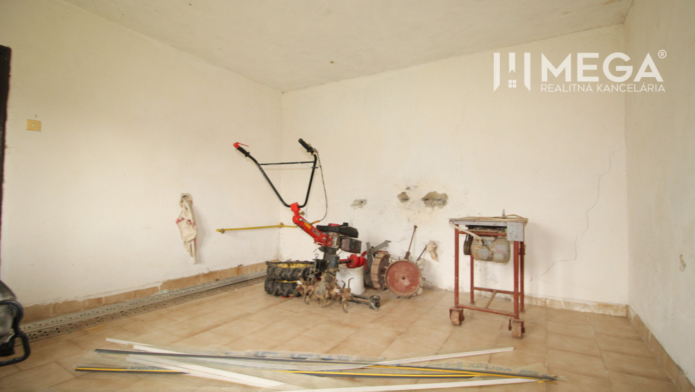 Na Predaj: Rodinný dom v obci Lastomír s veľkým pozemkom