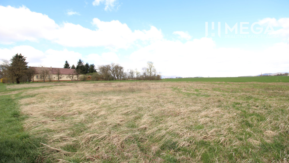 NA PREDAJ: Veľkorysý stavebný pozemok s výhľadom na Vranov