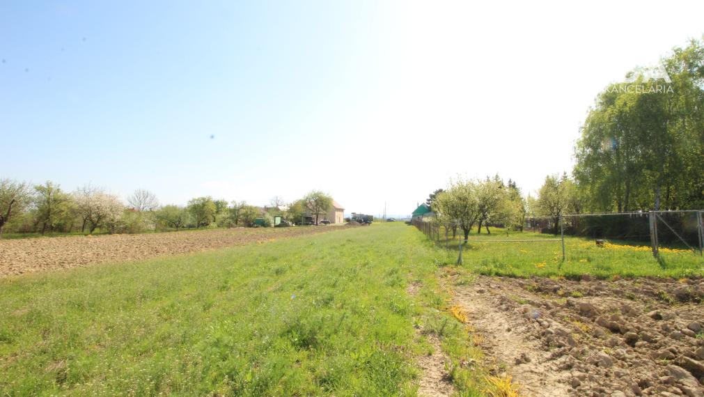 NA PREDAJ: Stavebný pozemok pri hlavnej ceste – Sačurov