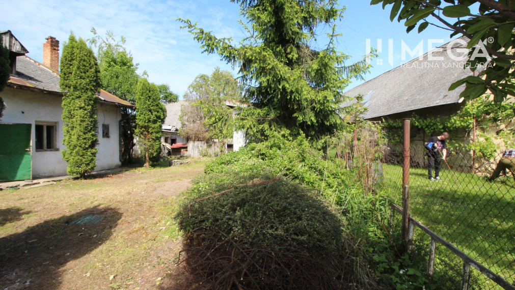 P R E D A N É - MIMORIADNY STAVEBNÝ POZEMOK S DOMOM V MESTE HUMENNÉ